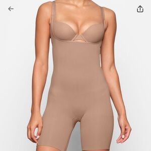 💪🏼 SKIMS Seamless Sculpture Butt Lifting Open Bust Bodysuit Sienna M